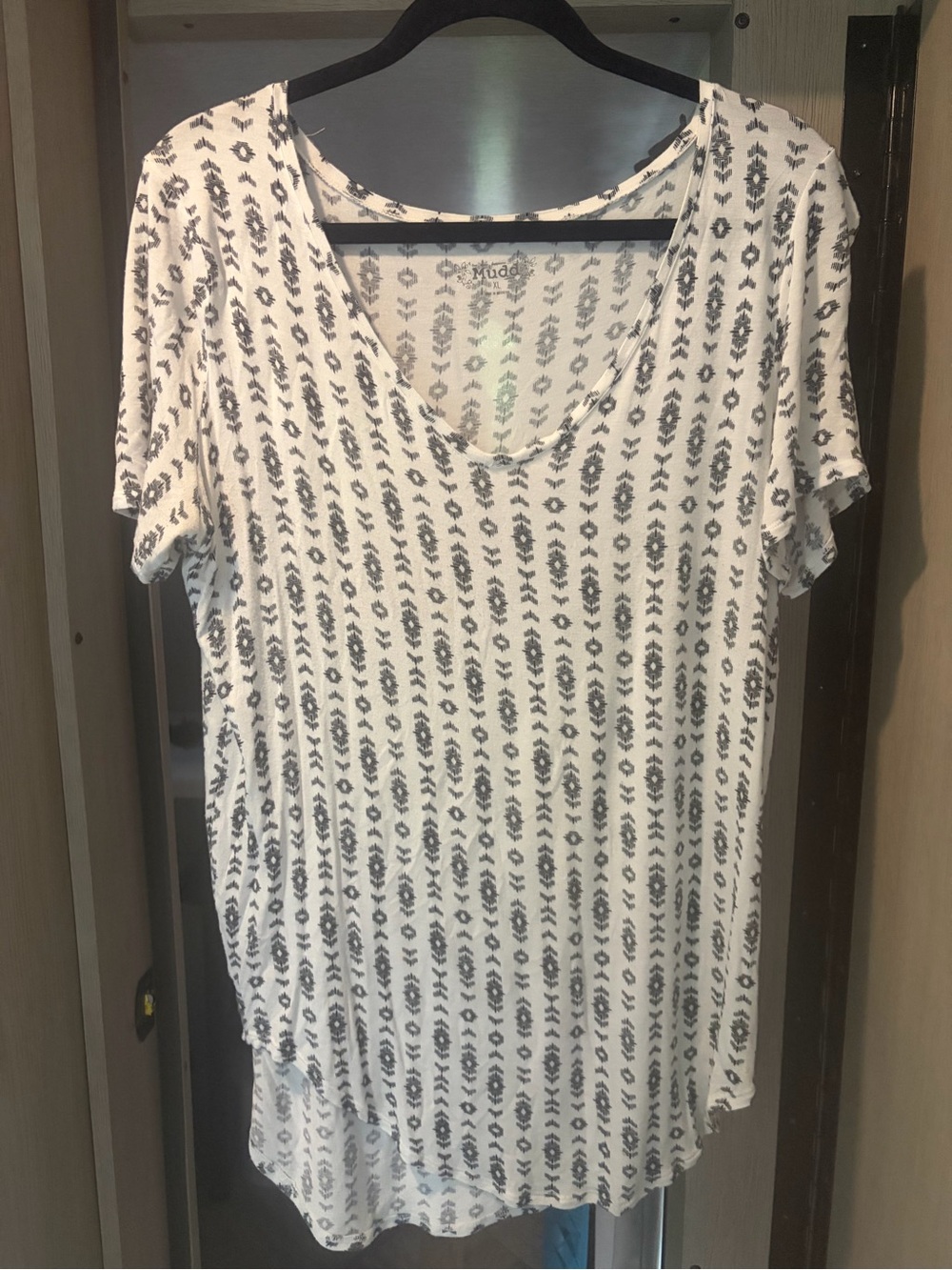 Mudd White Short Sleeve V-Neck Top with Gray Geometric Print